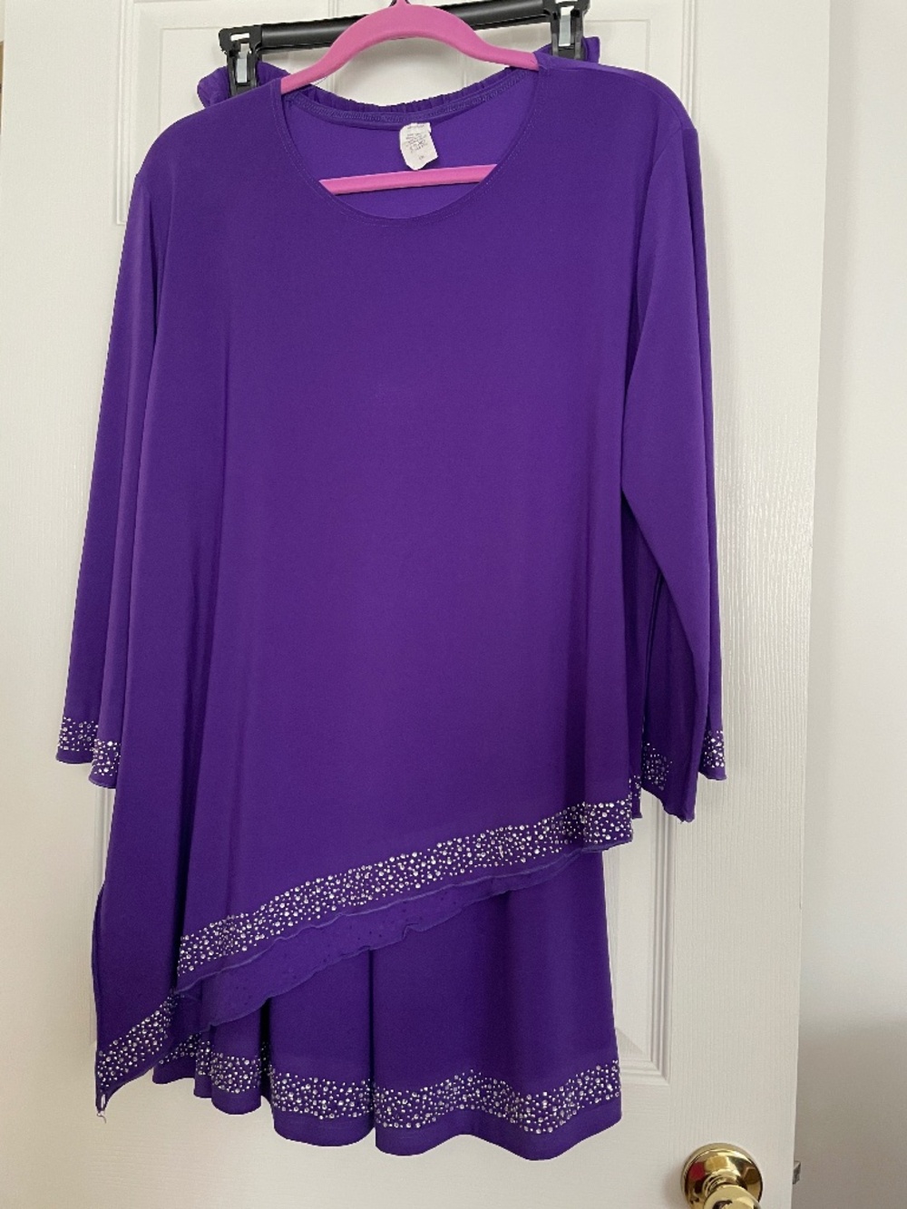 Ladies 1XL Purple Pant Suit Casual/Dressy with decorative sequins.